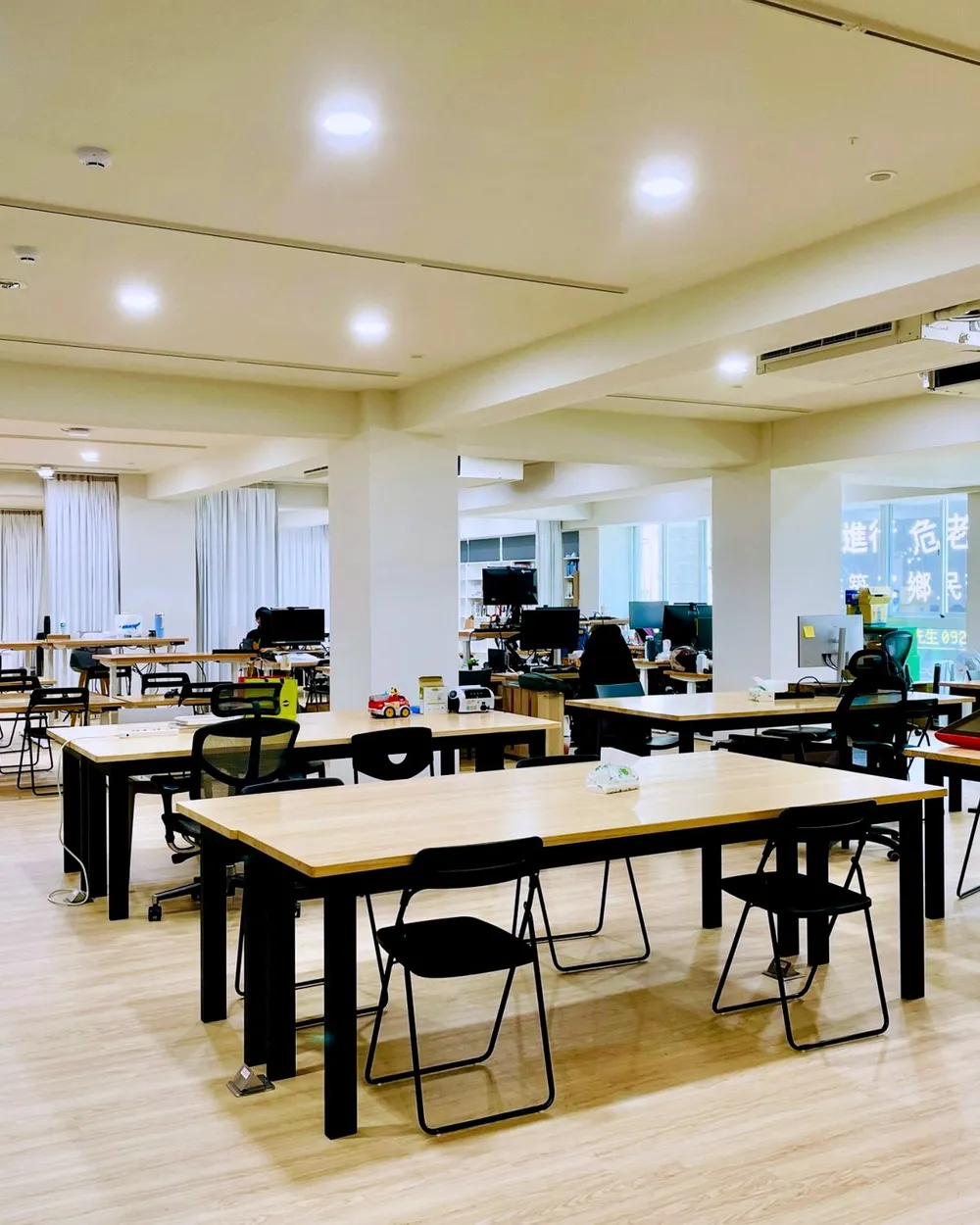 友愛市場二樓的進駐區，大窗採光，長桌上有人在工作